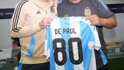 代表阿根廷队出场80次，德保罗获赠纪念球衣